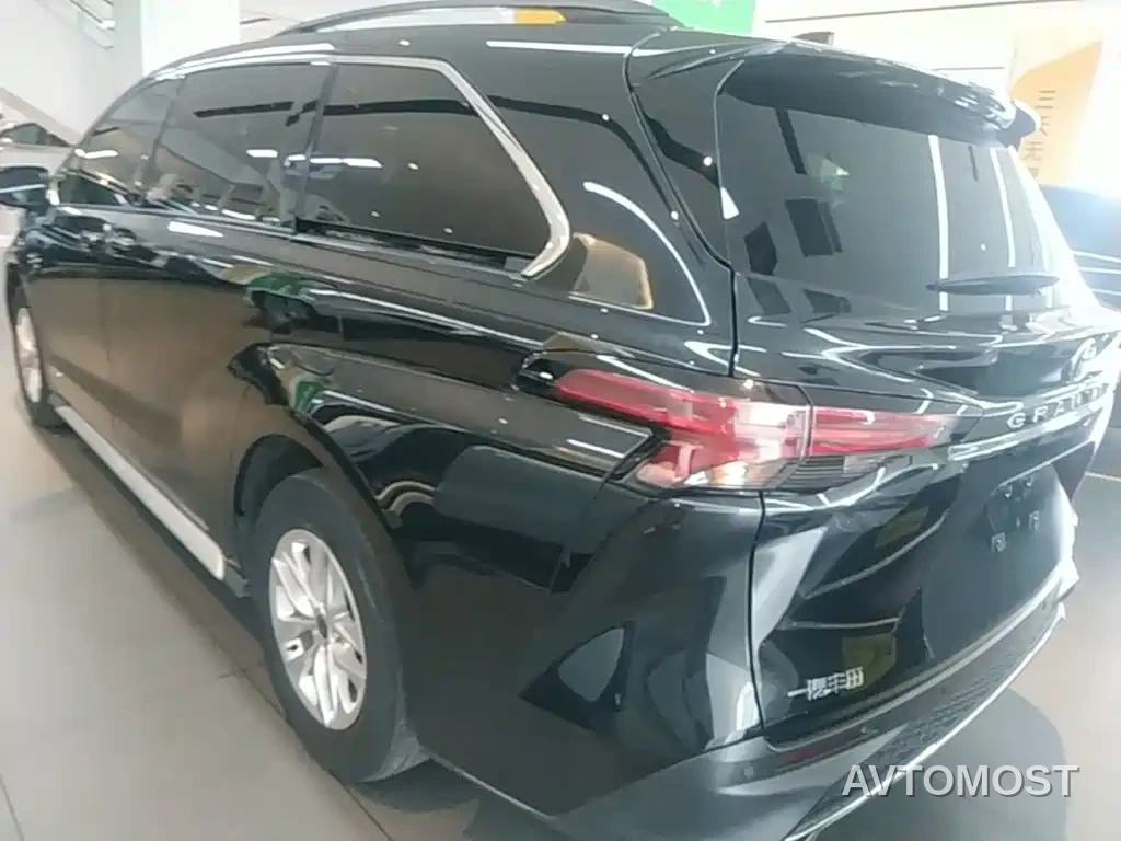Toyota Granvia 2023 2.5L Hybrid Comfort Edition — фото 23