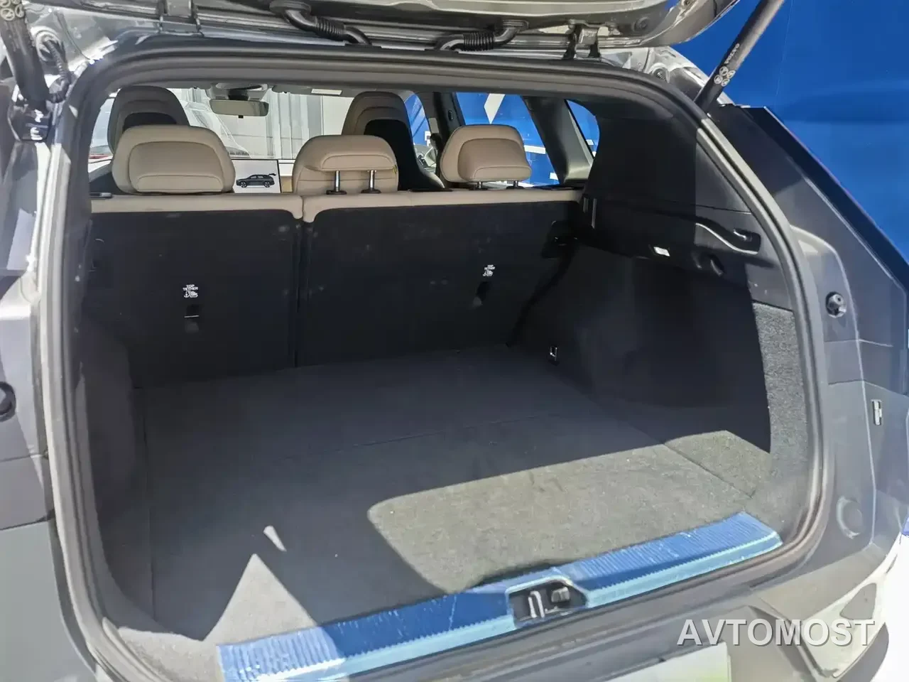 Volvo XC70 Plug-in Hybrid 2025 Standard — фото 7