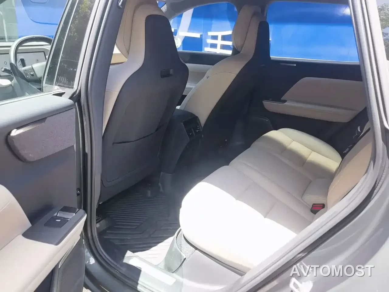 Volvo XC70 Plug-in Hybrid 2025 Standard — фото 10