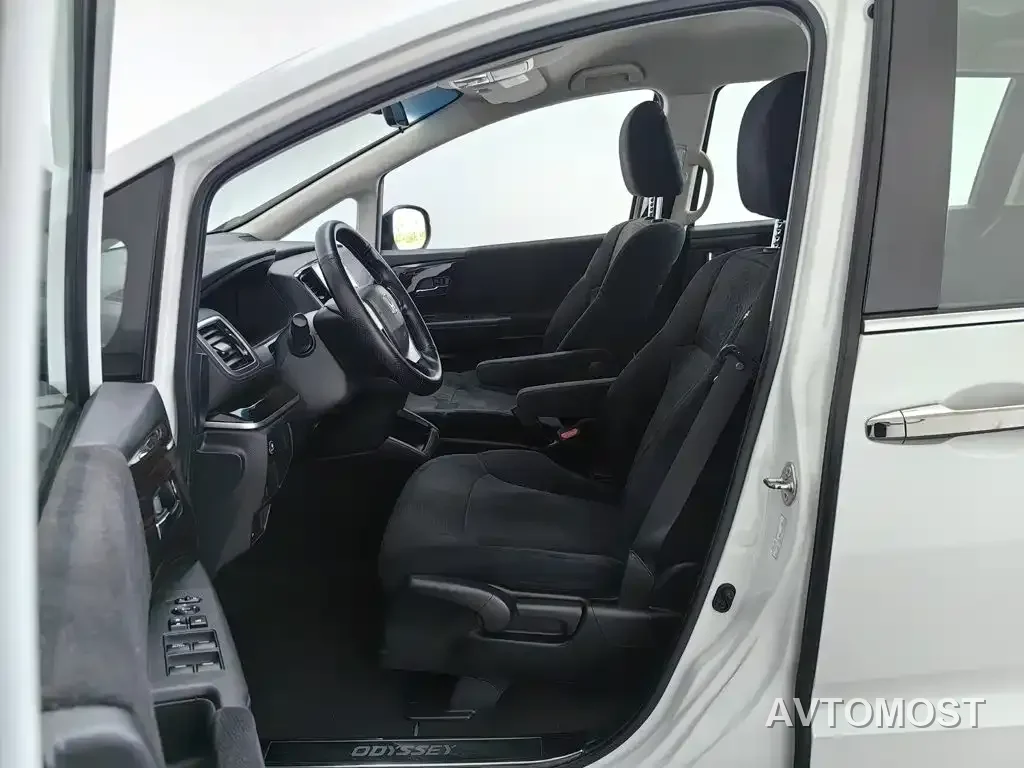 Honda Odyssey 2021 2.0L Sharp Comfort Edition — фото 8