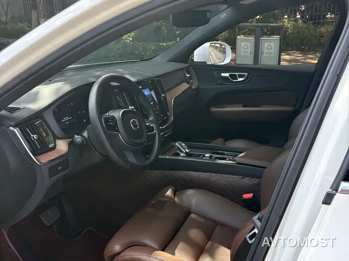 Volvo XC60 2024 B5 AWD Zhiyi Luxury Edition — фото 4