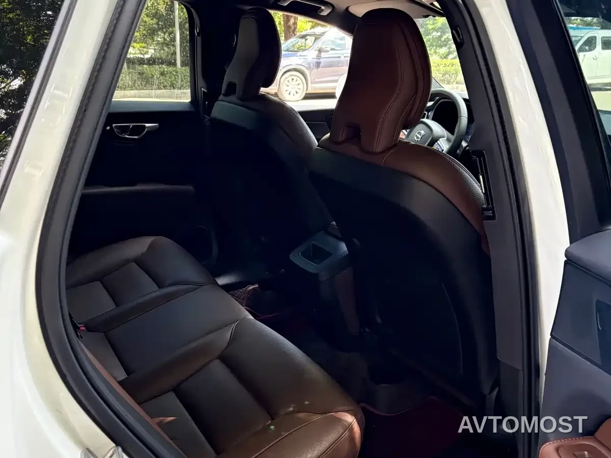Volvo XC60 2024 B5 AWD Zhiyi Luxury Edition — фото 6