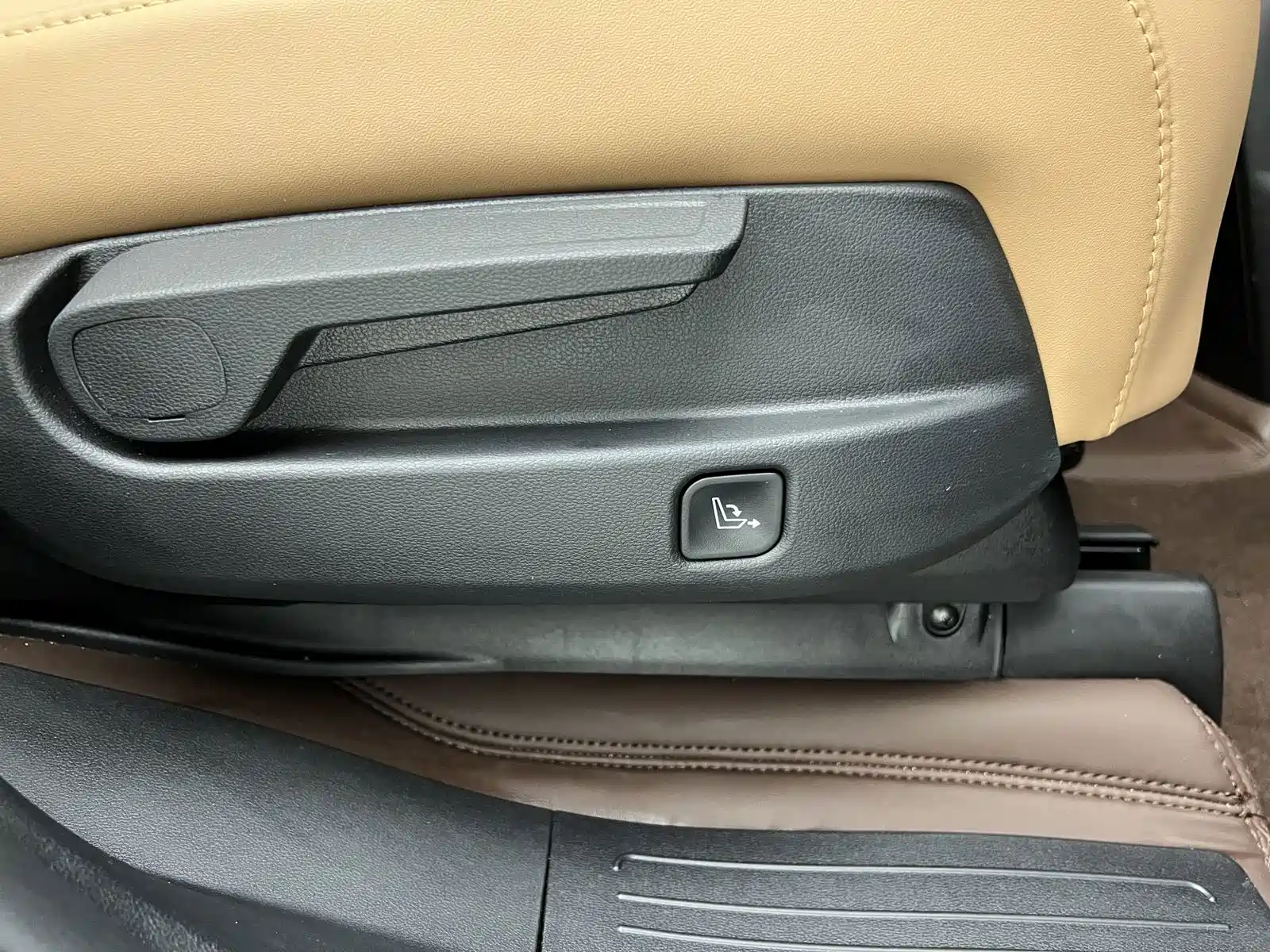 Hyundai Santa Fe 2024 2.0T Explorer Pro — фото 23