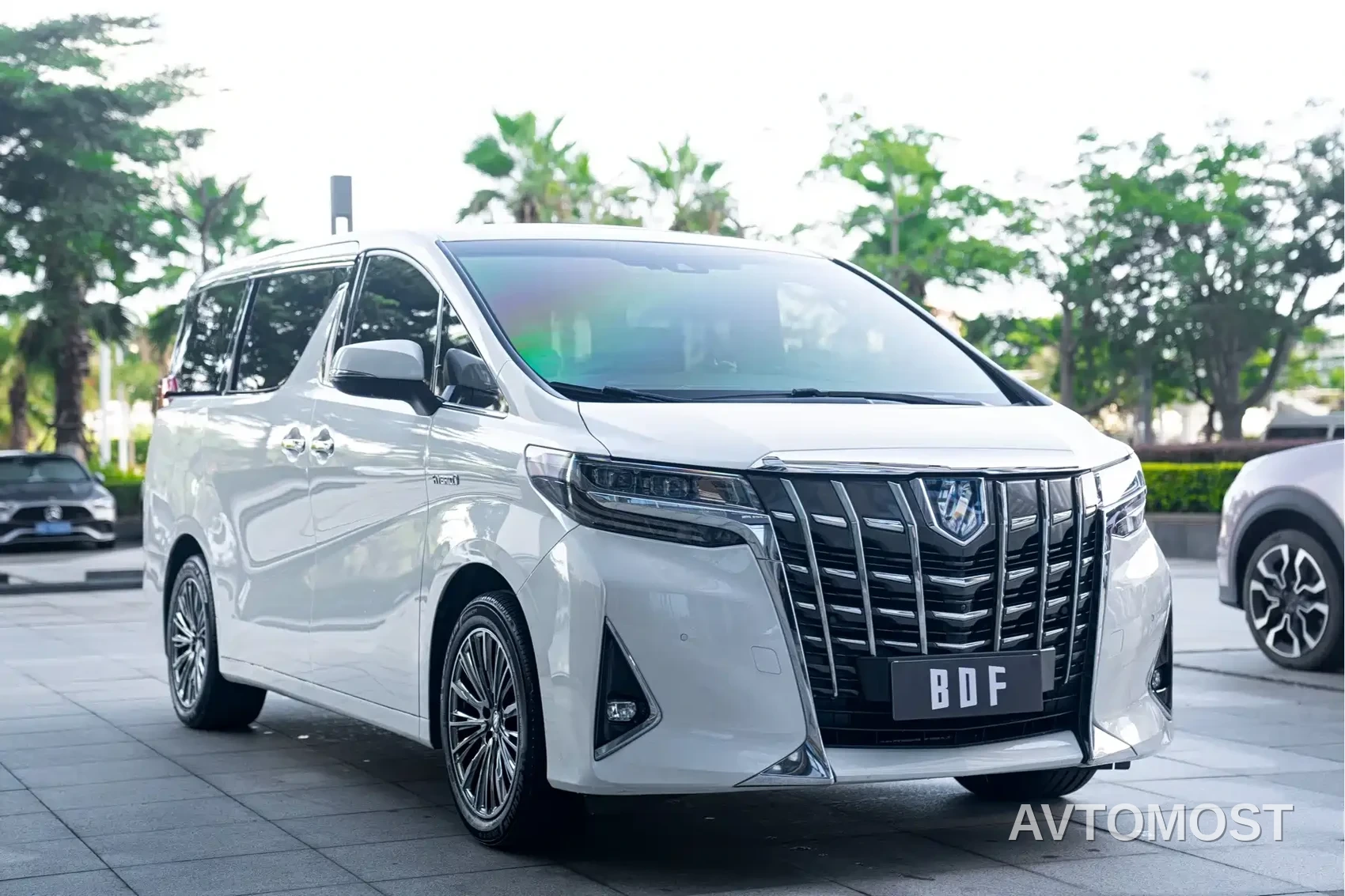 Toyota Alphard 2021 Hybrid 2.5L Luxury — фото 3