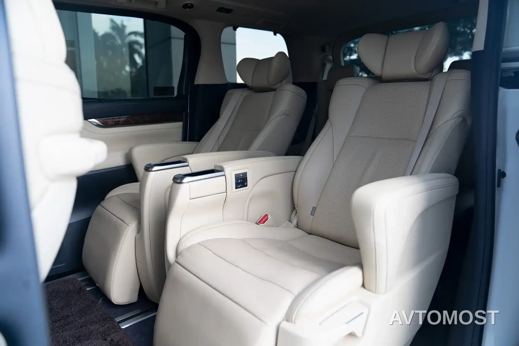 Toyota Alphard 2021 Hybrid 2.5L Luxury — фото 13