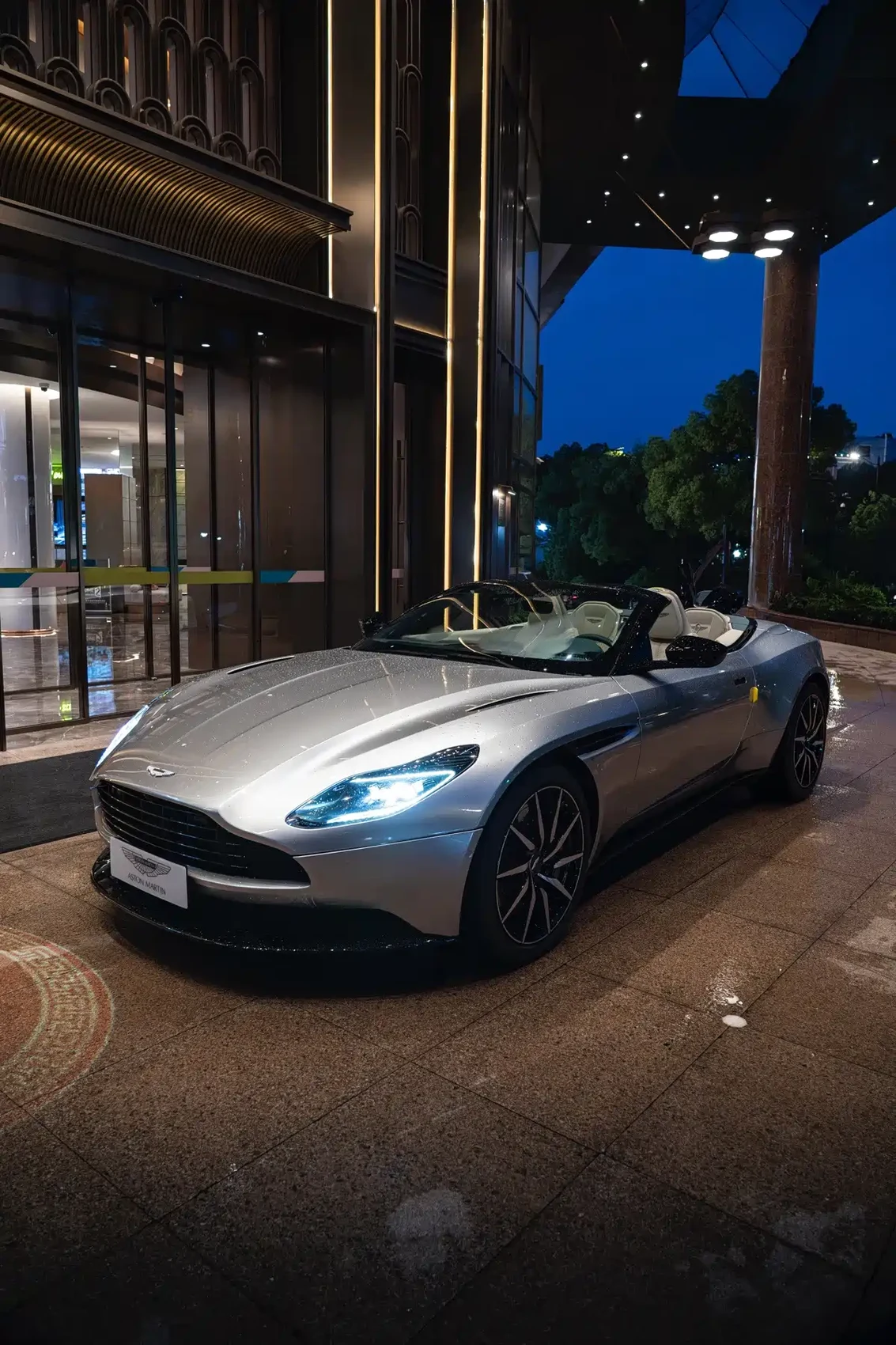 Aston Martin DB11 2023 4.0T V8 Volante