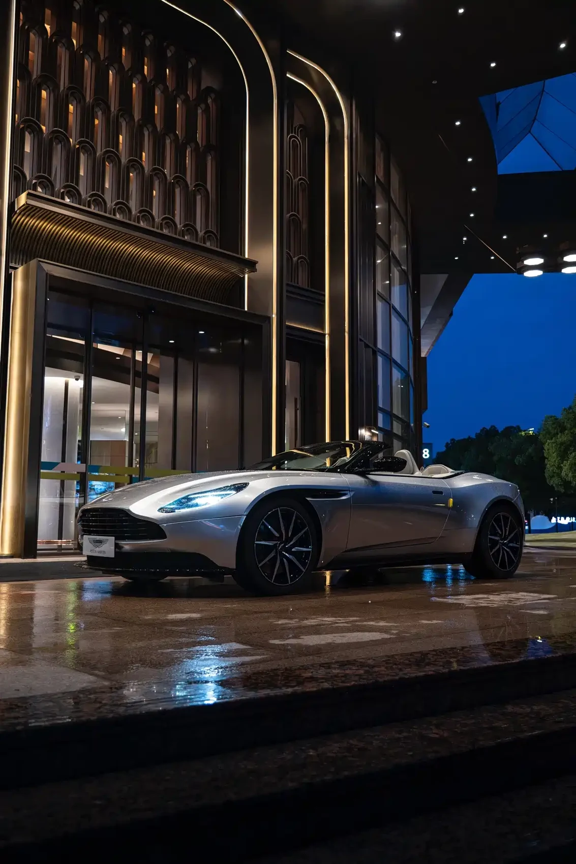 Aston Martin DB11 2023 4.0T V8 Volante — фото 2