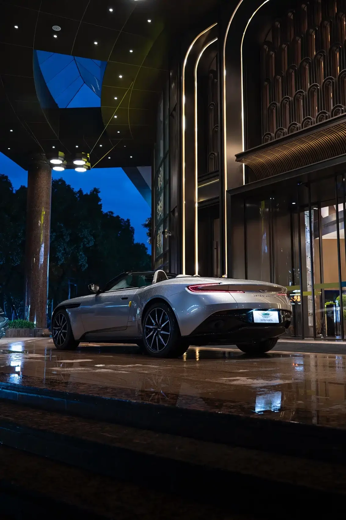 Aston Martin DB11 2023 4.0T V8 Volante — фото 3
