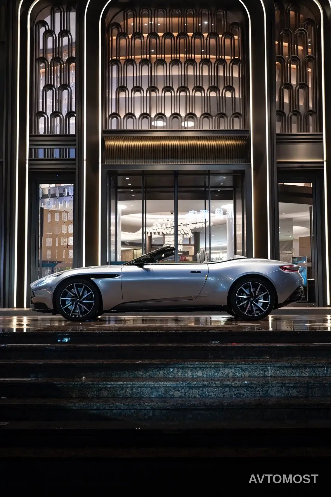 Aston Martin DB11 2023 4.0T V8 Volante — фото 4