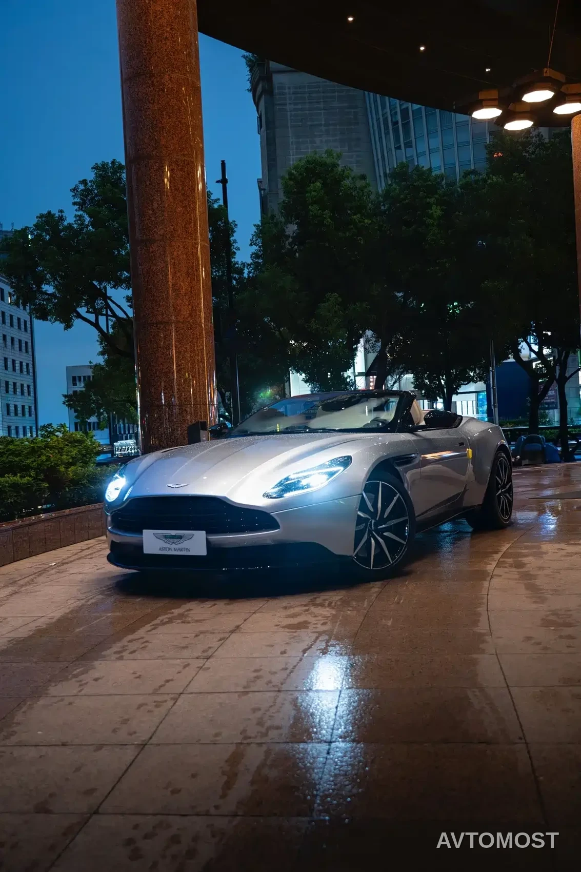 Aston Martin DB11 2023 4.0T V8 Volante — фото 7