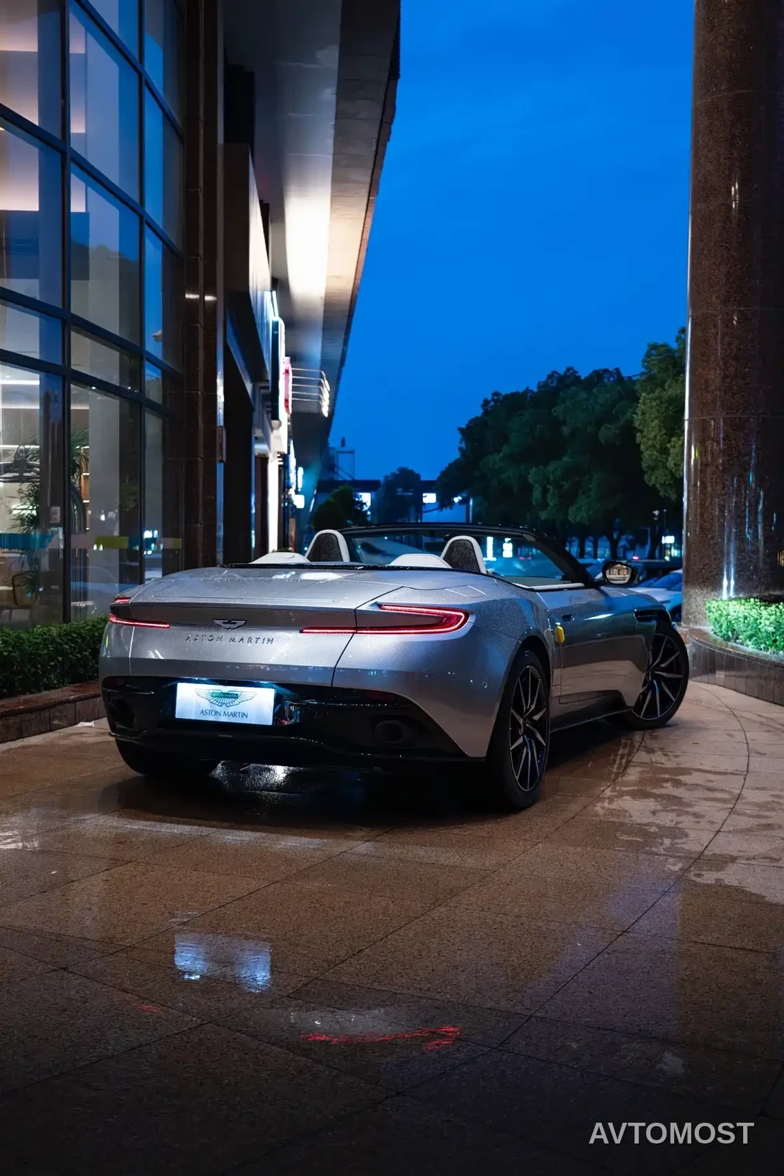 Aston Martin DB11 2023 4.0T V8 Volante — фото 8