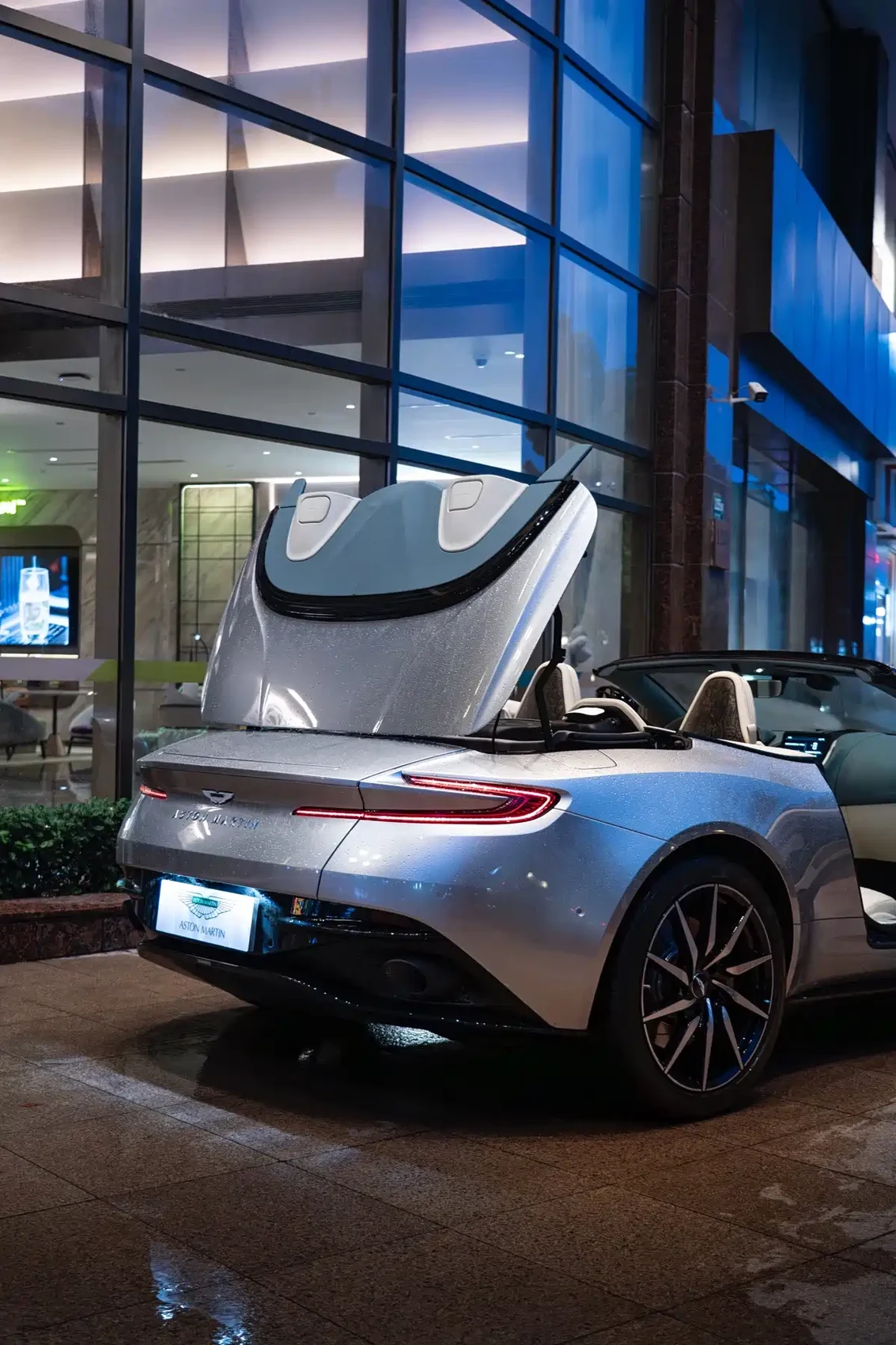 Aston Martin DB11 2023 4.0T V8 Volante — фото 10
