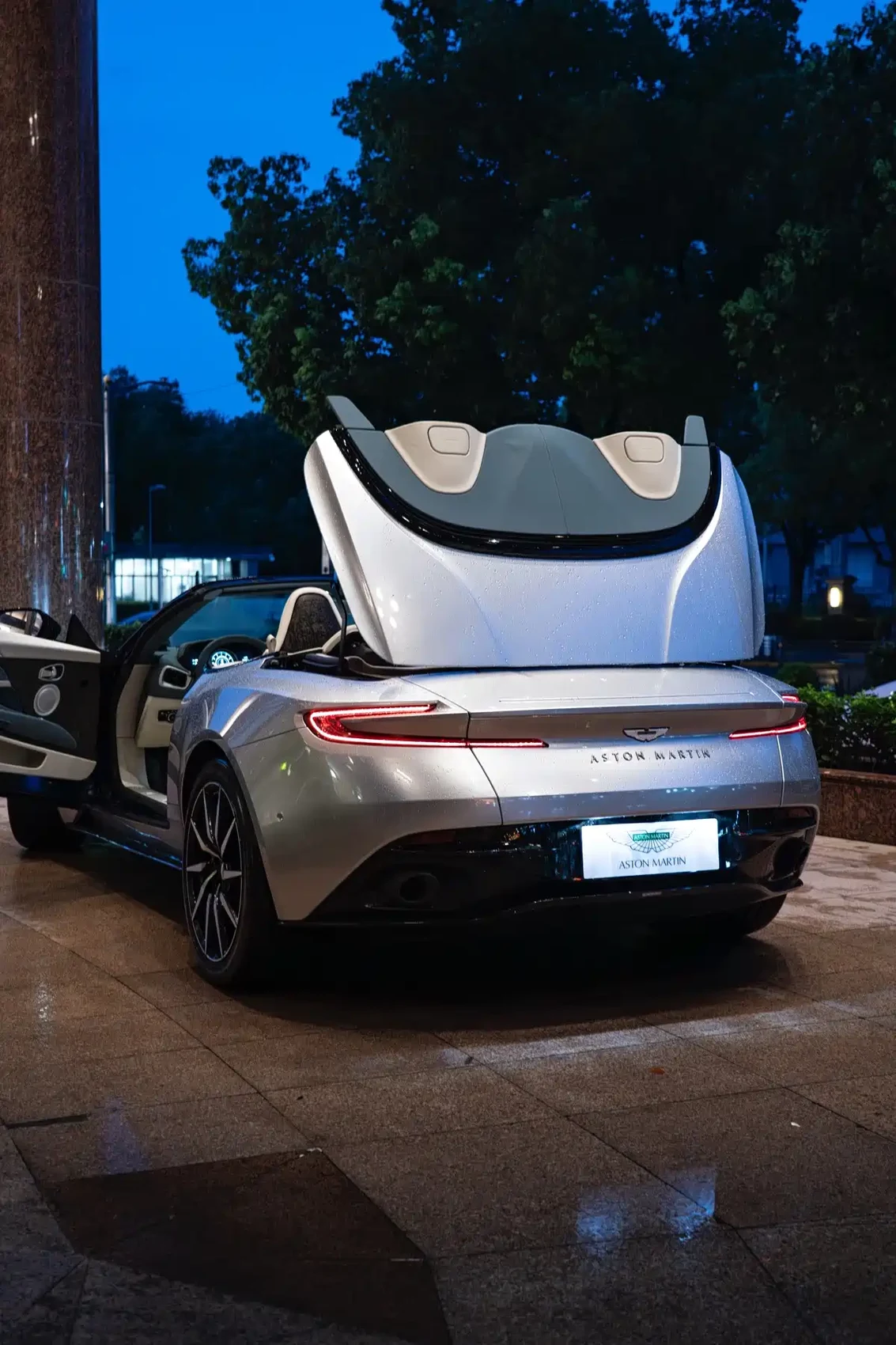 Aston Martin DB11 2023 4.0T V8 Volante — фото 12