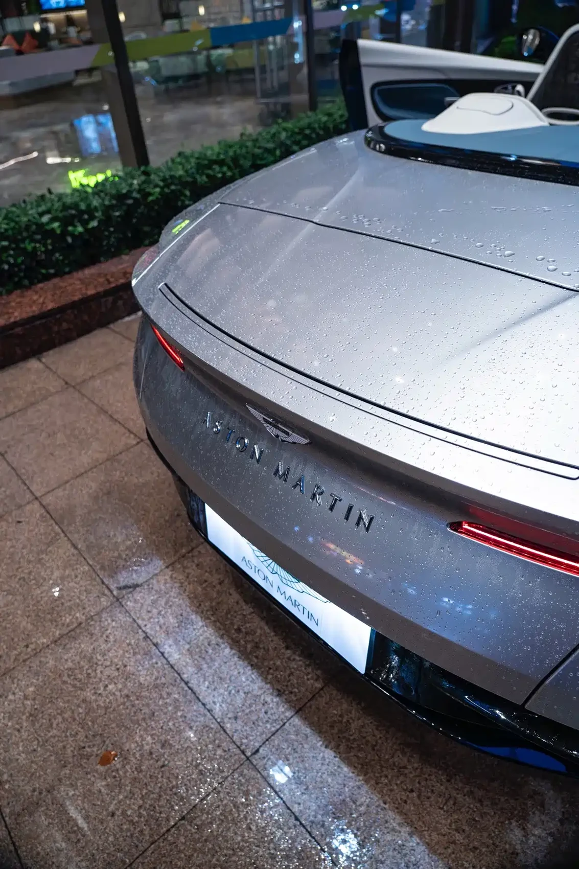 Aston Martin DB11 2023 4.0T V8 Volante — фото 13