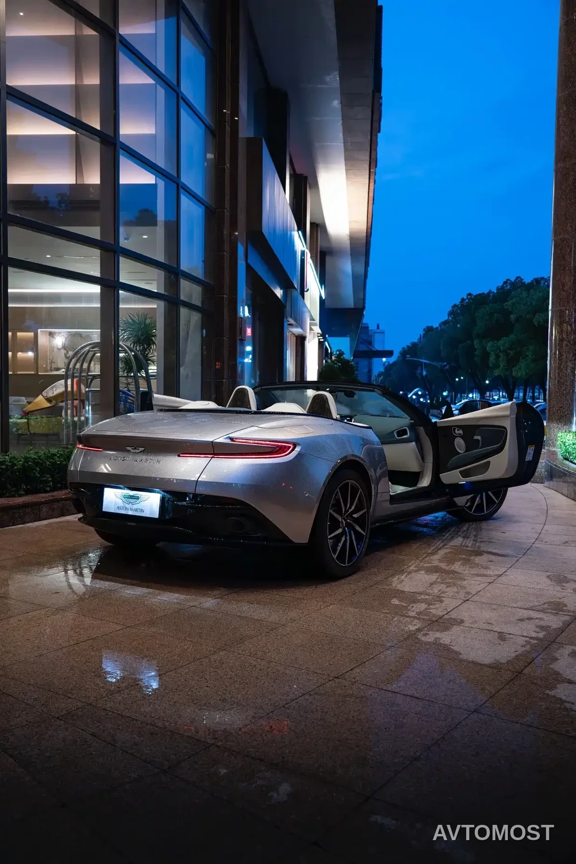 Aston Martin DB11 2023 4.0T V8 Volante — фото 16