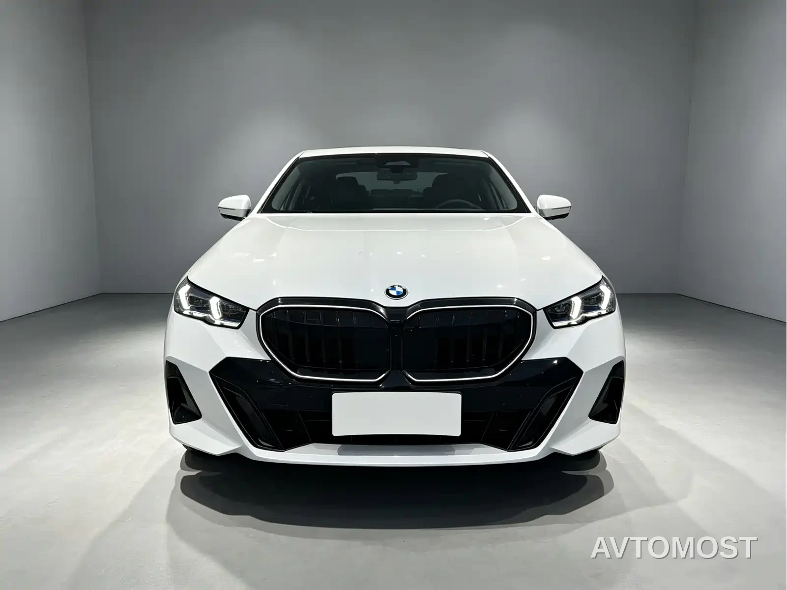 BMW 5 Series 2026 530Li Exclusive M Sport Package — фото 2