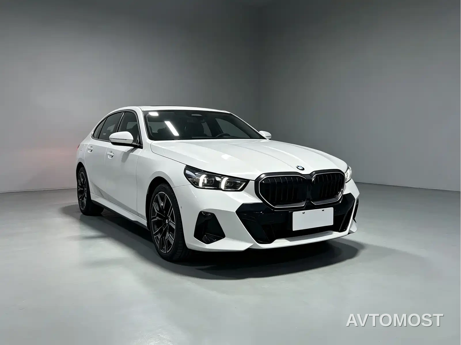 BMW 5 Series 2026 530Li Exclusive M Sport Package — фото 3