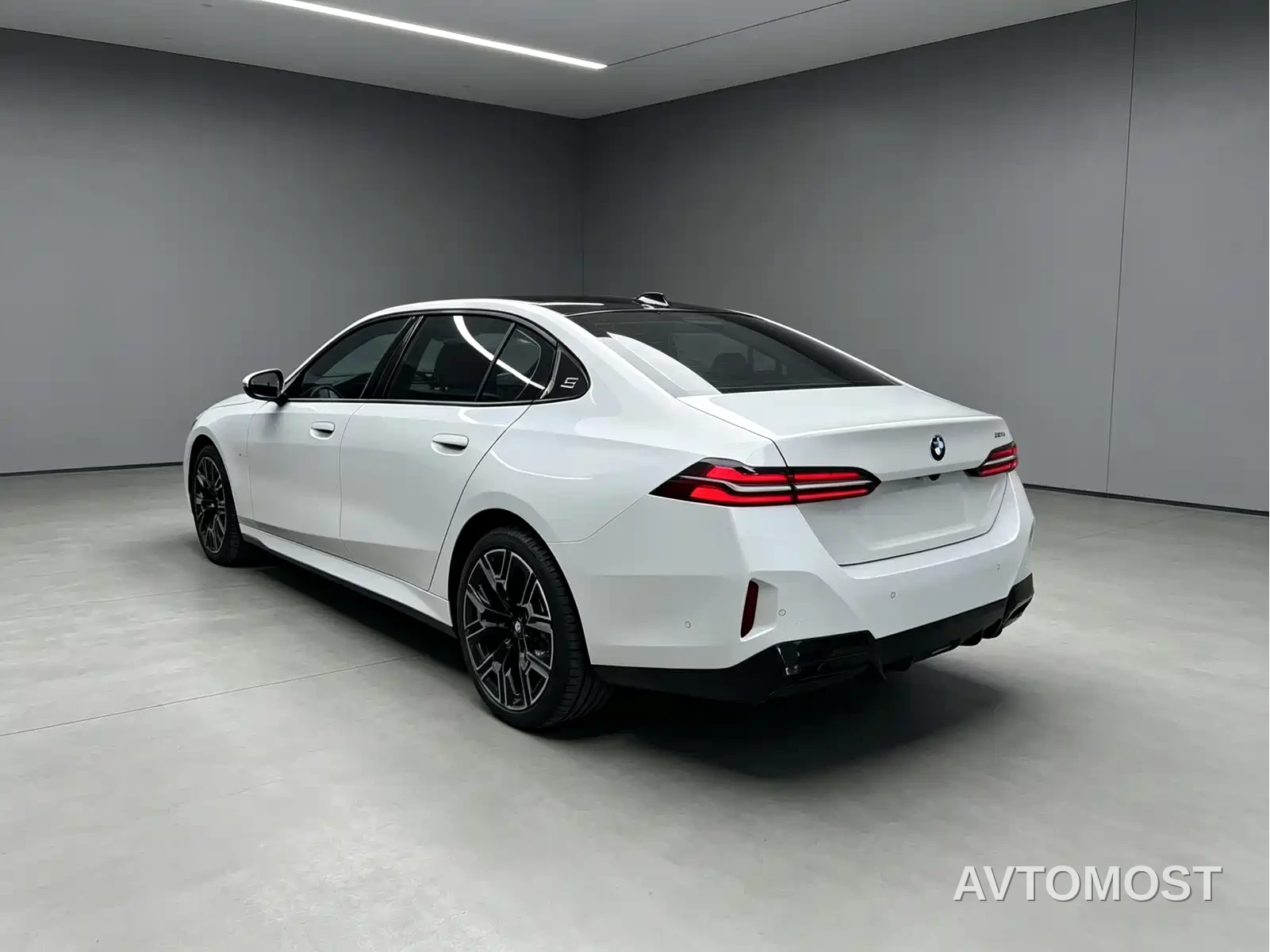 BMW 5 Series 2026 530Li Exclusive M Sport Package — фото 6