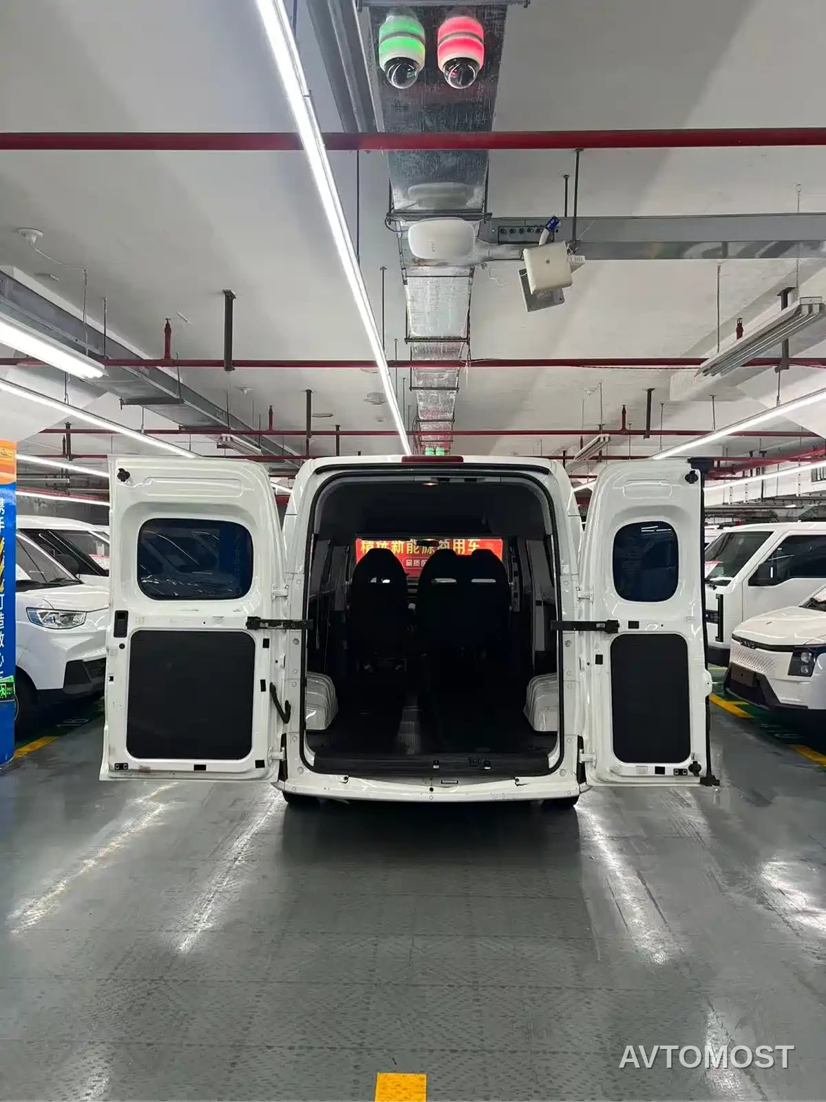 SAIC Maxus Dana V1 2025 Model V1+ Long Wheelbase High Roof Multi-Purpose Edition (62kWh) — фото 9