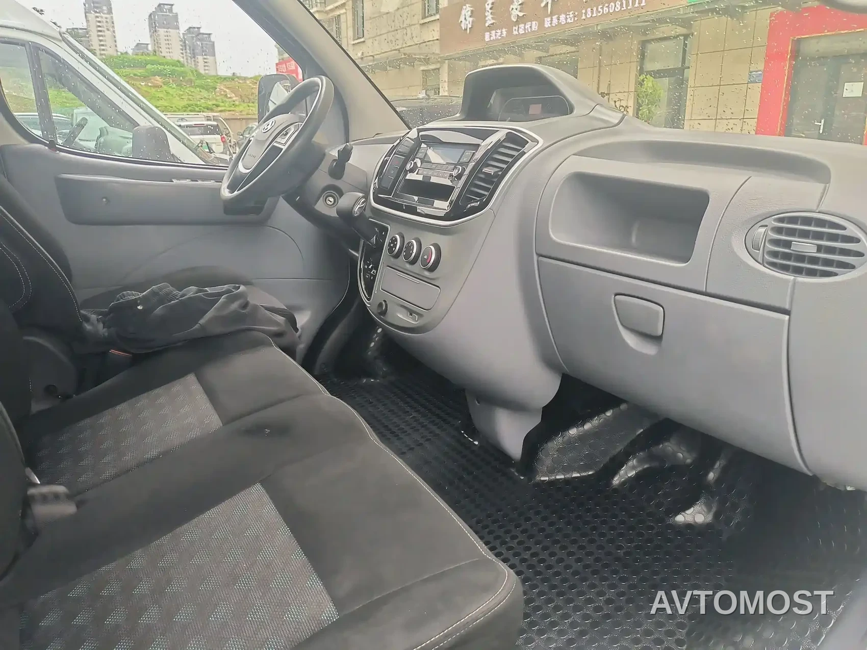 SAIC Maxus Xintu V80 2023 2.0T AMT Classic Aoyun Power Edition Short Wheelbase Medium Roof 5/6 Seats — фото 1