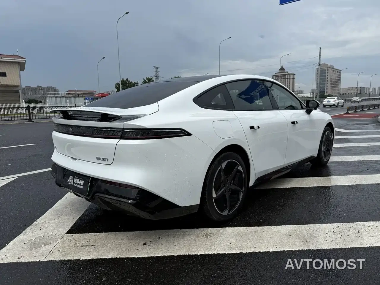 Dongfeng Yipai eπ007 2025 EREV 230Air Cruise Edition — фото 4