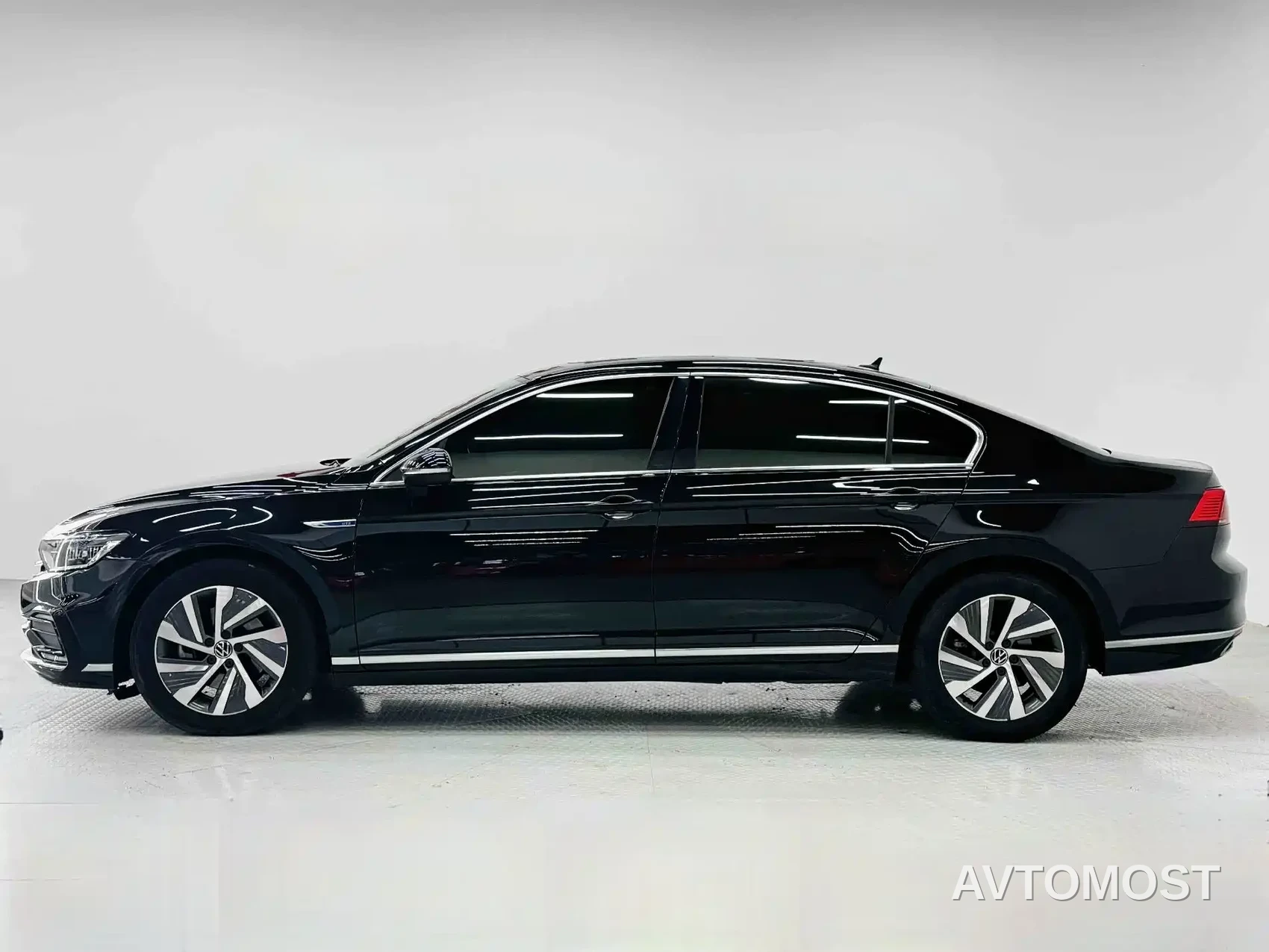Volkswagen Magotan GTE Plug-in Hybrid 2022 GTE Luxury — фото 6