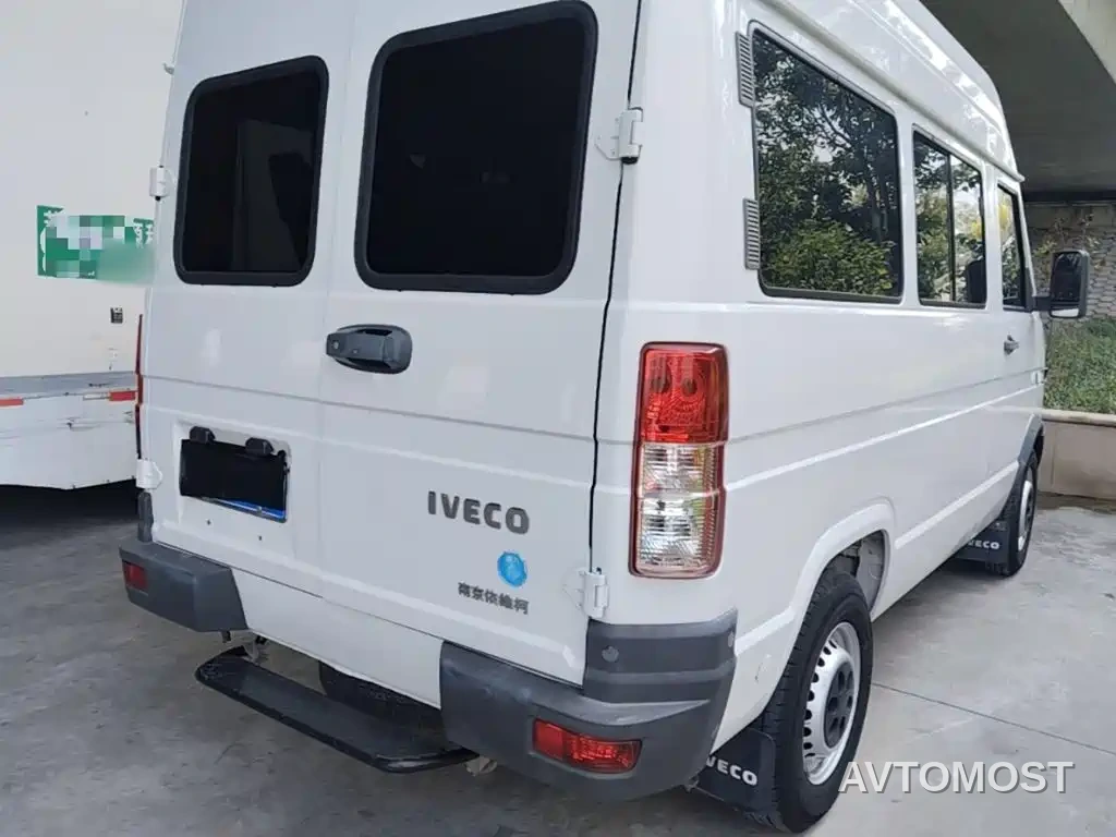 Iveco Daily 2021 2.5T A35 M1 Bus 5-9 Seats Short Wheelbase Medium Roof Single Tire Manual Door — фото 4