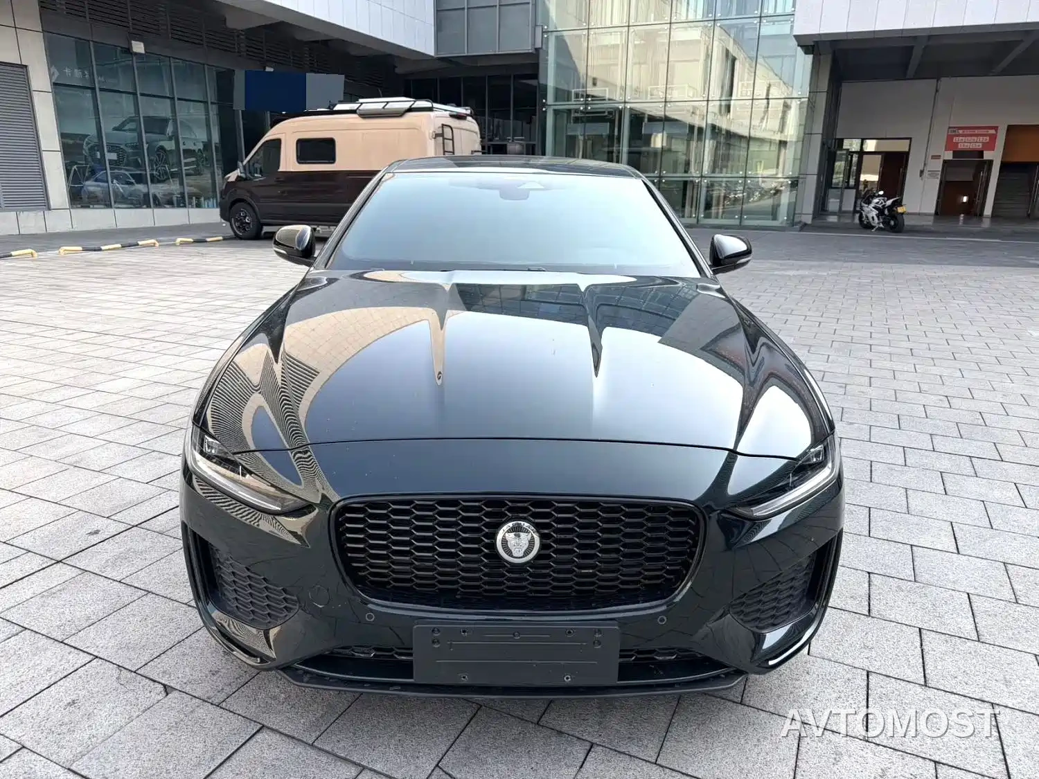 Jaguar XEL 2025 2.0T 250PS R-DYNAMIC 90th Anniversary Edition — фото 2