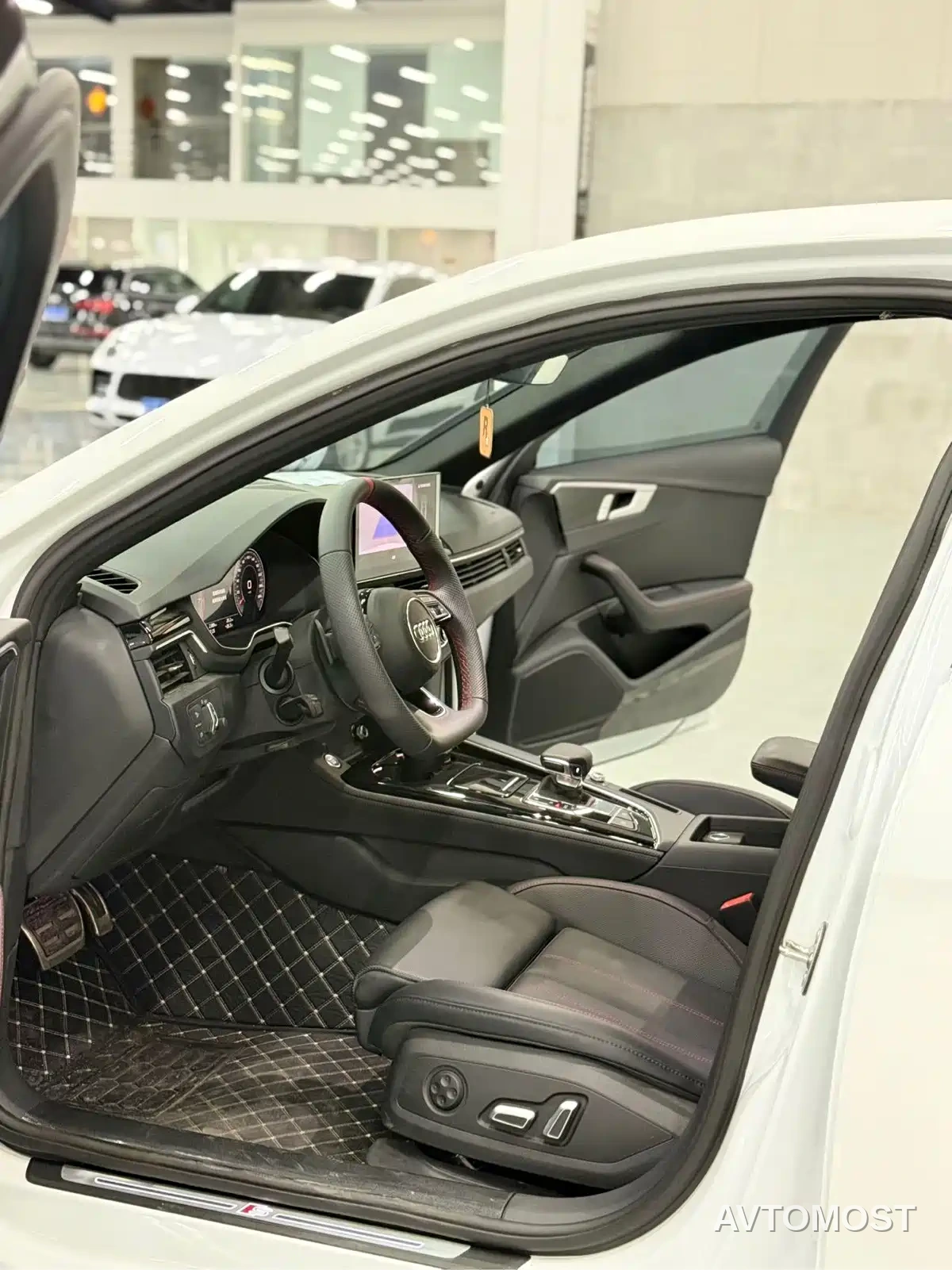 Audi A4L 2025 Model Year Facelift 2 Million Celebration Edition 40 TFSI Luxury Dynamic — фото 4