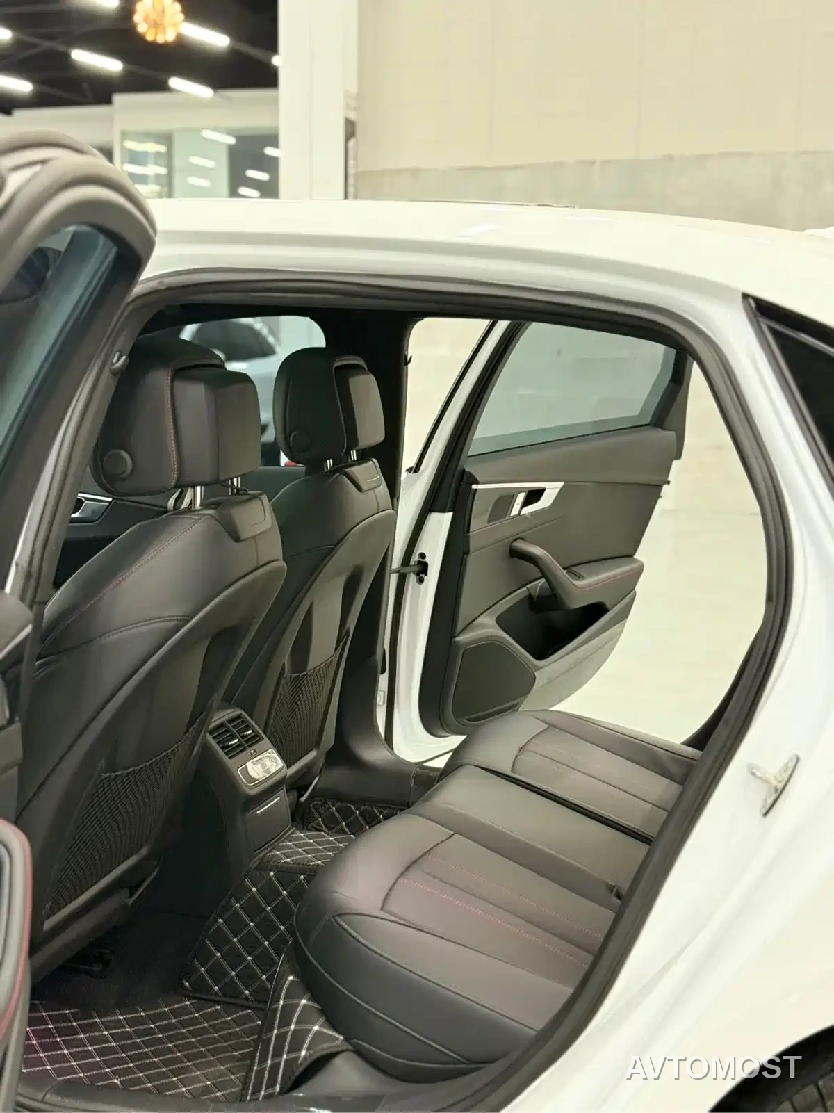 Audi A4L 2025 Model Year Facelift 2 Million Celebration Edition 40 TFSI Luxury Dynamic — фото 5