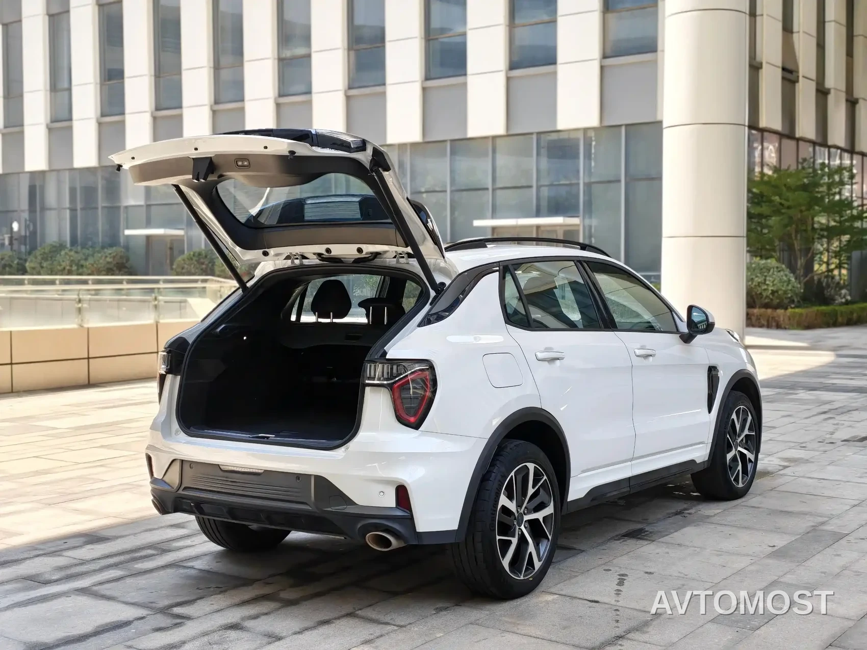Lynk & Co 01 EM-P 2022 1.5TD PHEV Plus — фото 13