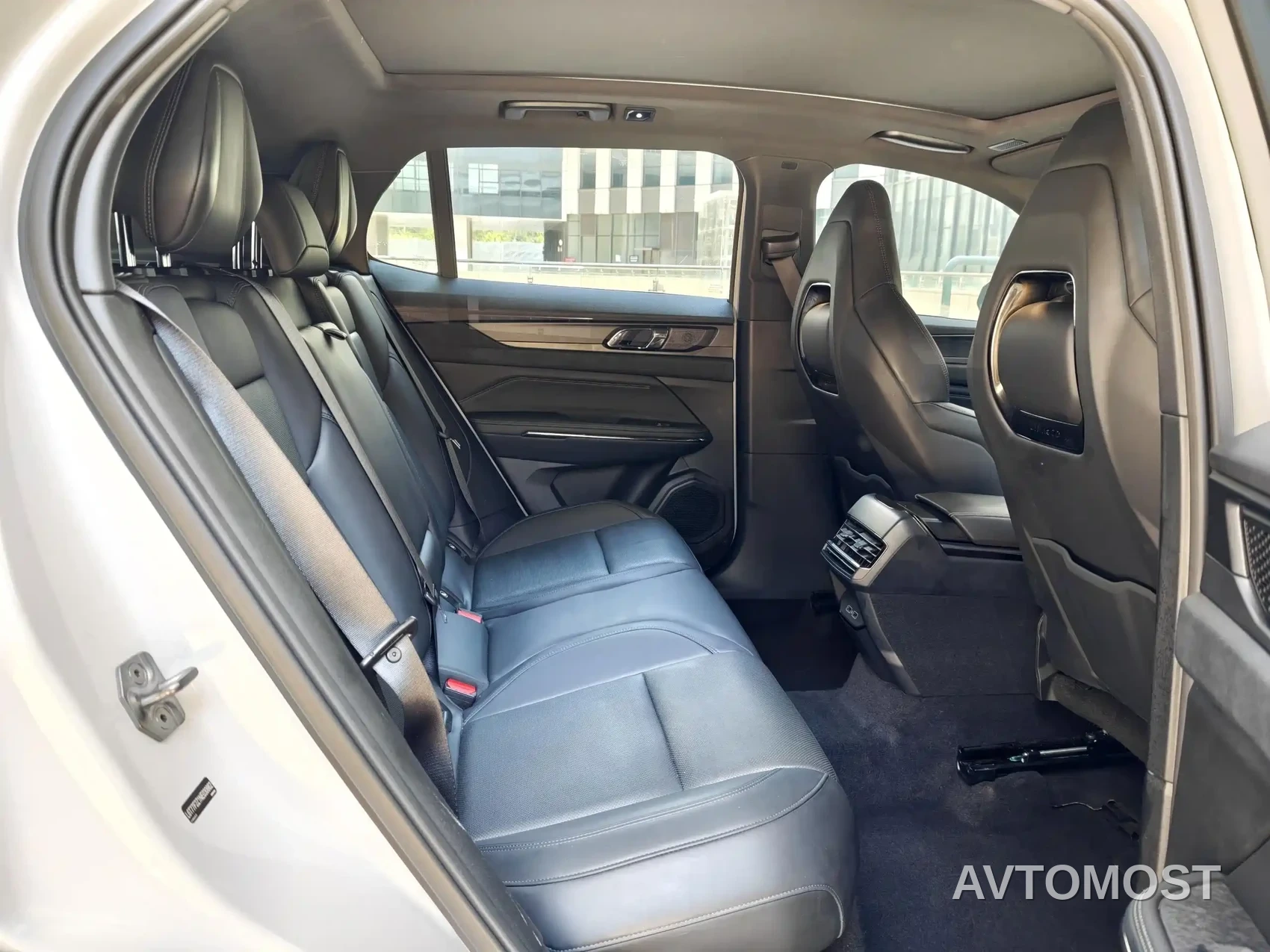 Lynk & Co 01 EM-P 2022 1.5TD PHEV Plus — фото 16