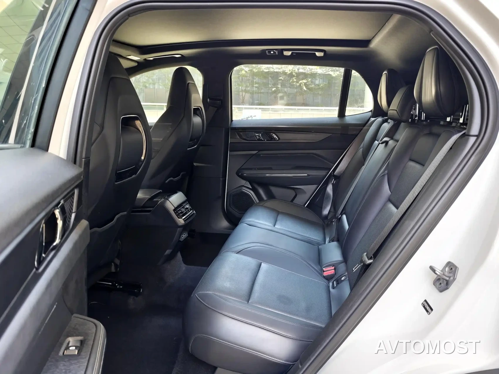 Lynk & Co 01 EM-P 2022 1.5TD PHEV Plus — фото 17