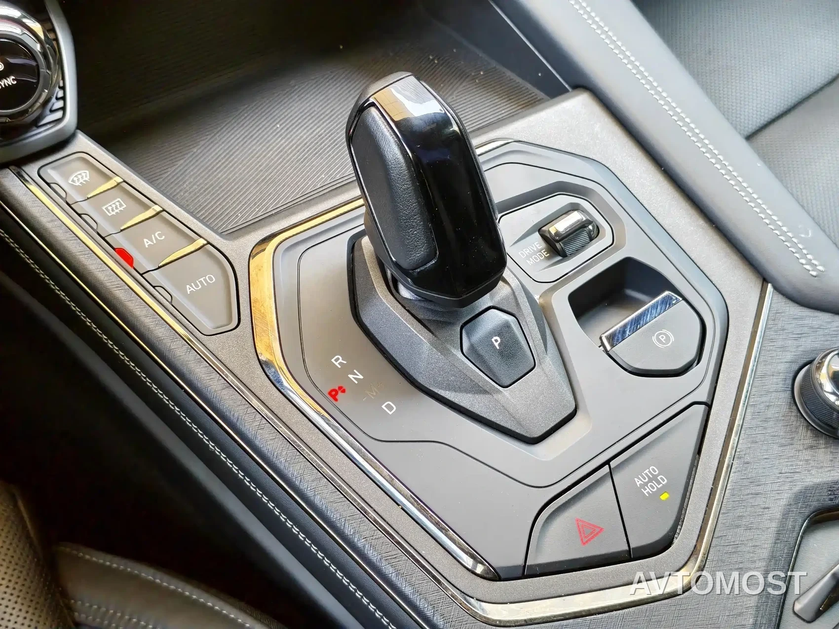 Lynk & Co 01 EM-P 2022 1.5TD PHEV Plus — фото 19