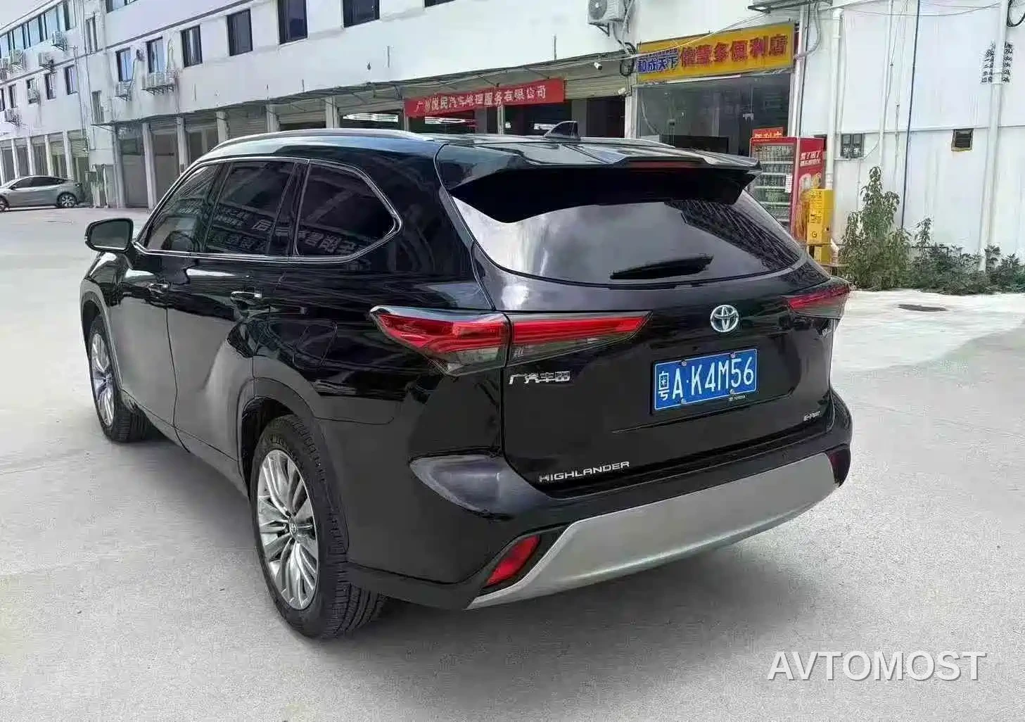 Toyota Highlander 2022 Model Dual Engine 2.5L 4WD Premium Edition 7-Seater — фото 3