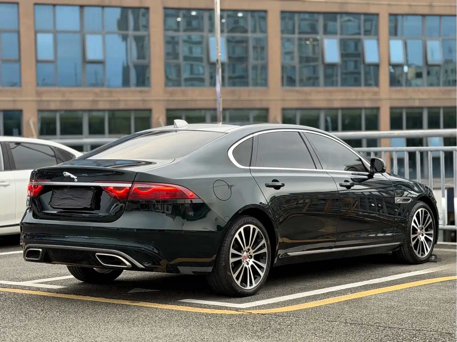 Jaguar XFL 2023 Model XFL 2.0T P250 2WD Premium Luxury Edition — фото 7