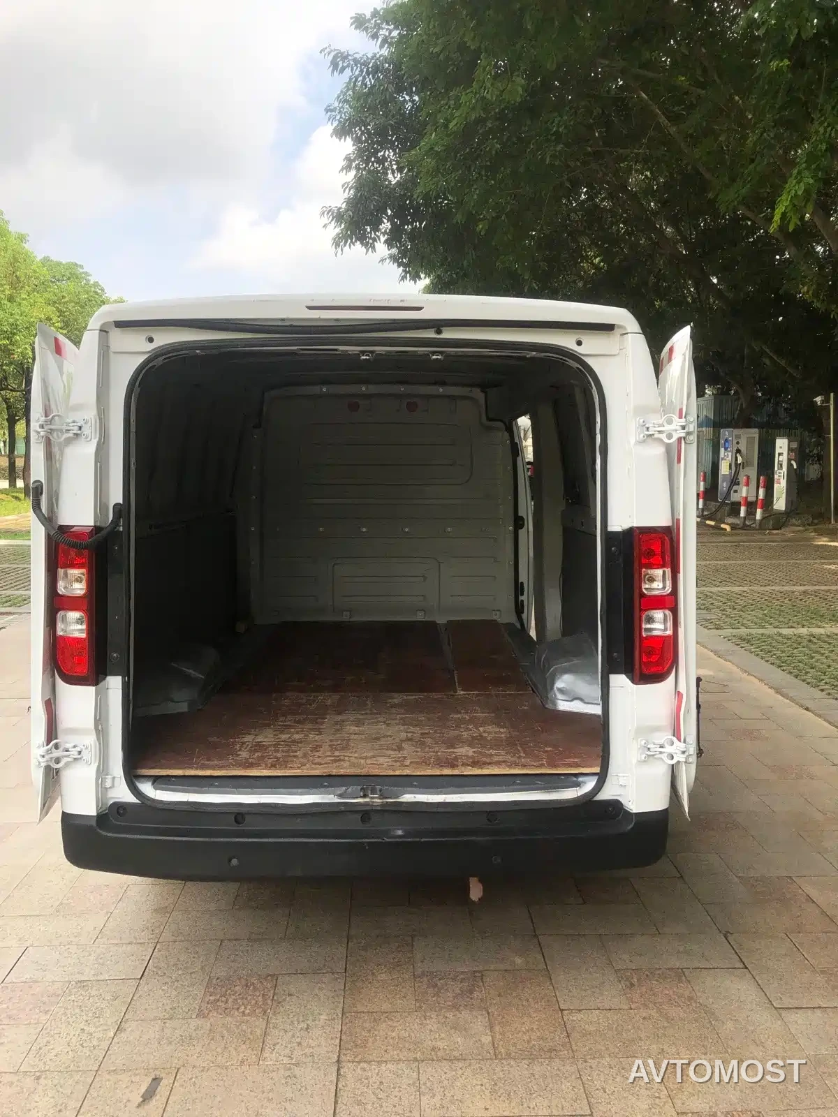 Wuling Yangguang 2024 300km Comfort Enclosed Van 60kW — фото 8