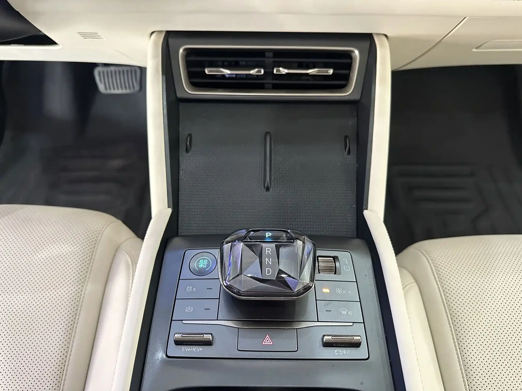 BYD Qin L 2024 DM-i 80KM Superior — фото 20