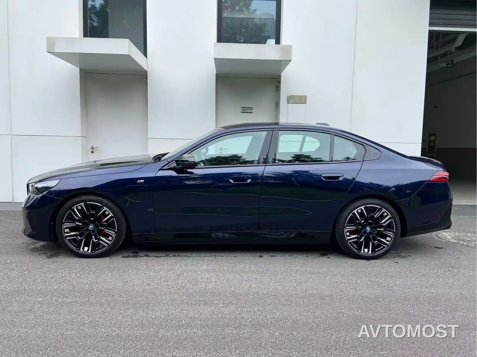 BMW i5 M60 2024 xDrive M60 — фото 4