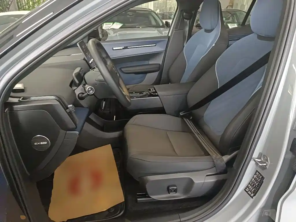 Volvo EX30 2025 RWD Long Range Ultra — фото 15