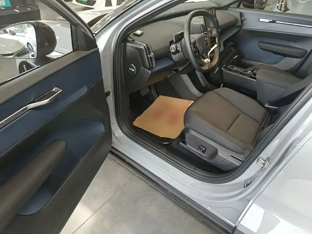 Volvo EX30 2025 RWD Long Range Ultra — фото 16