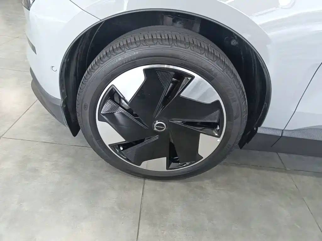 Volvo EX30 2025 RWD Long Range Ultra — фото 23