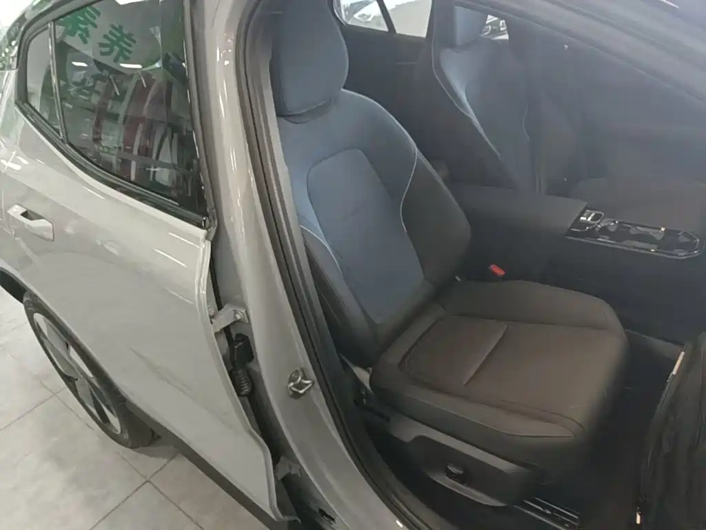 Volvo EX30 2025 RWD Long Range Ultra — фото 25