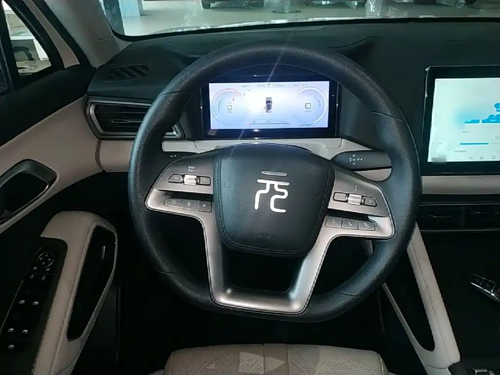 BYD Yuan UP 2025 Model 301KM Navigator — фото 11