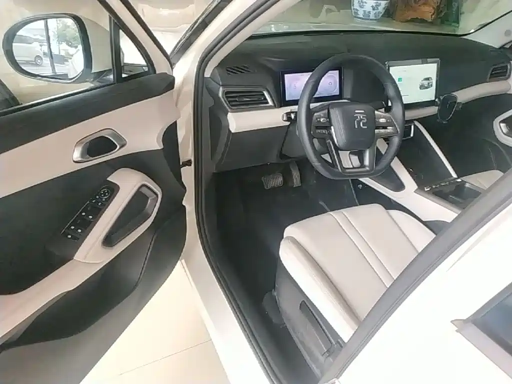 BYD Yuan UP 2025 Model 301KM Navigator — фото 16