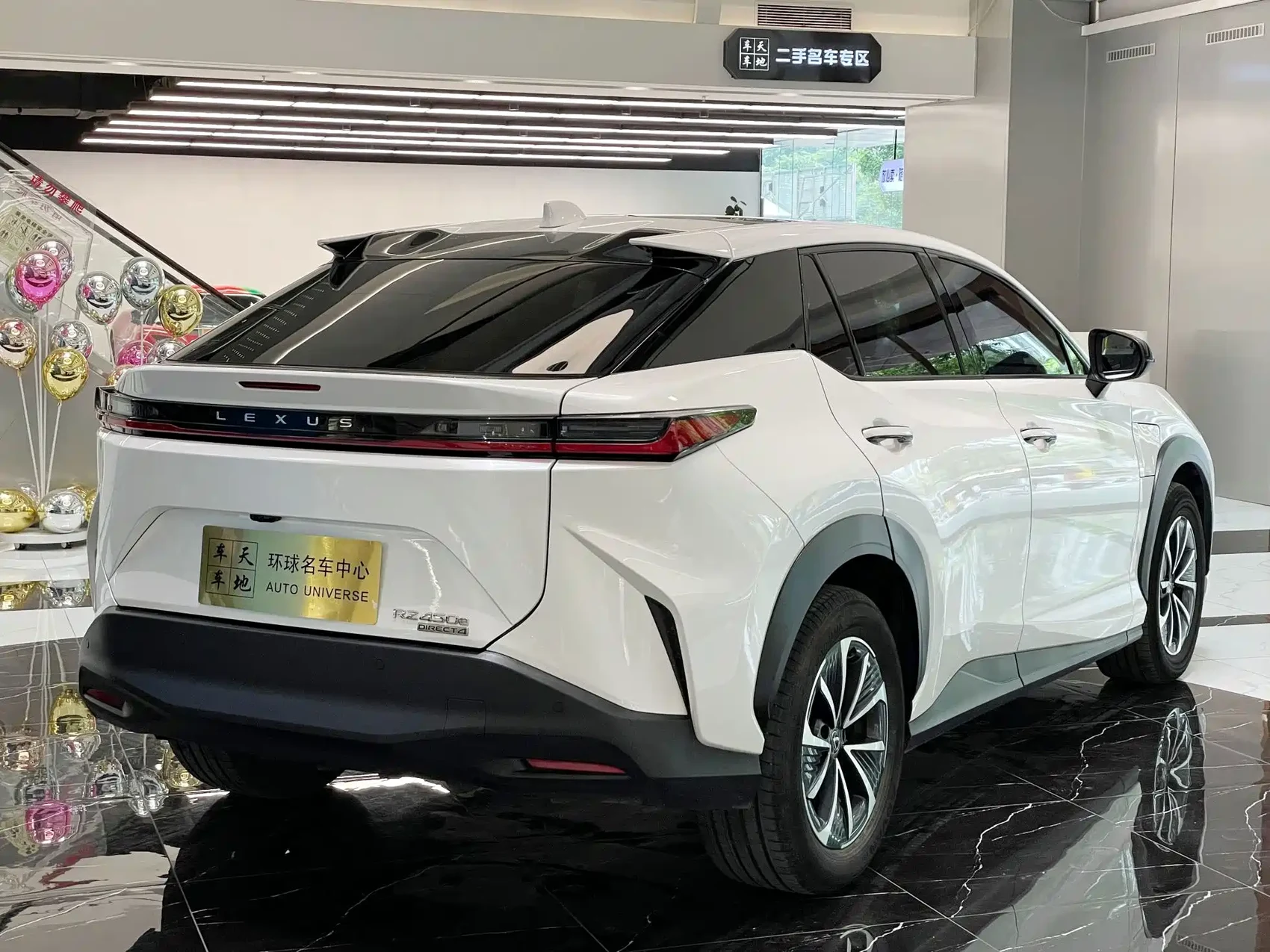 Lexus RZ 2023 450e 4WD Deluxe — фото 4