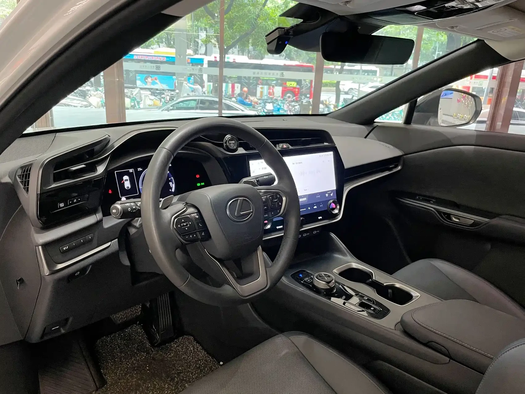 Lexus RZ 2023 450e 4WD Deluxe — фото 8