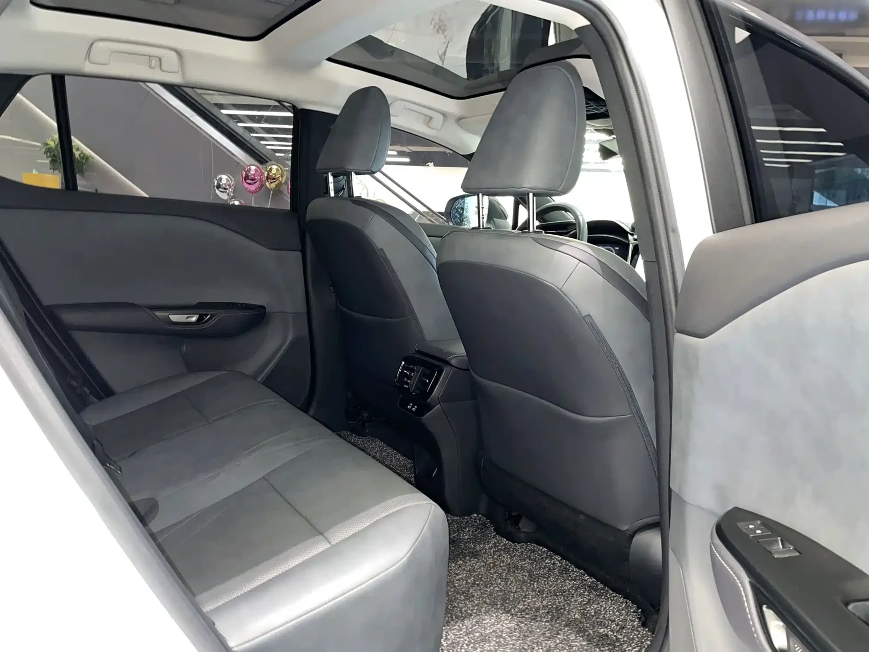 Lexus RZ 2023 450e 4WD Deluxe — фото 14