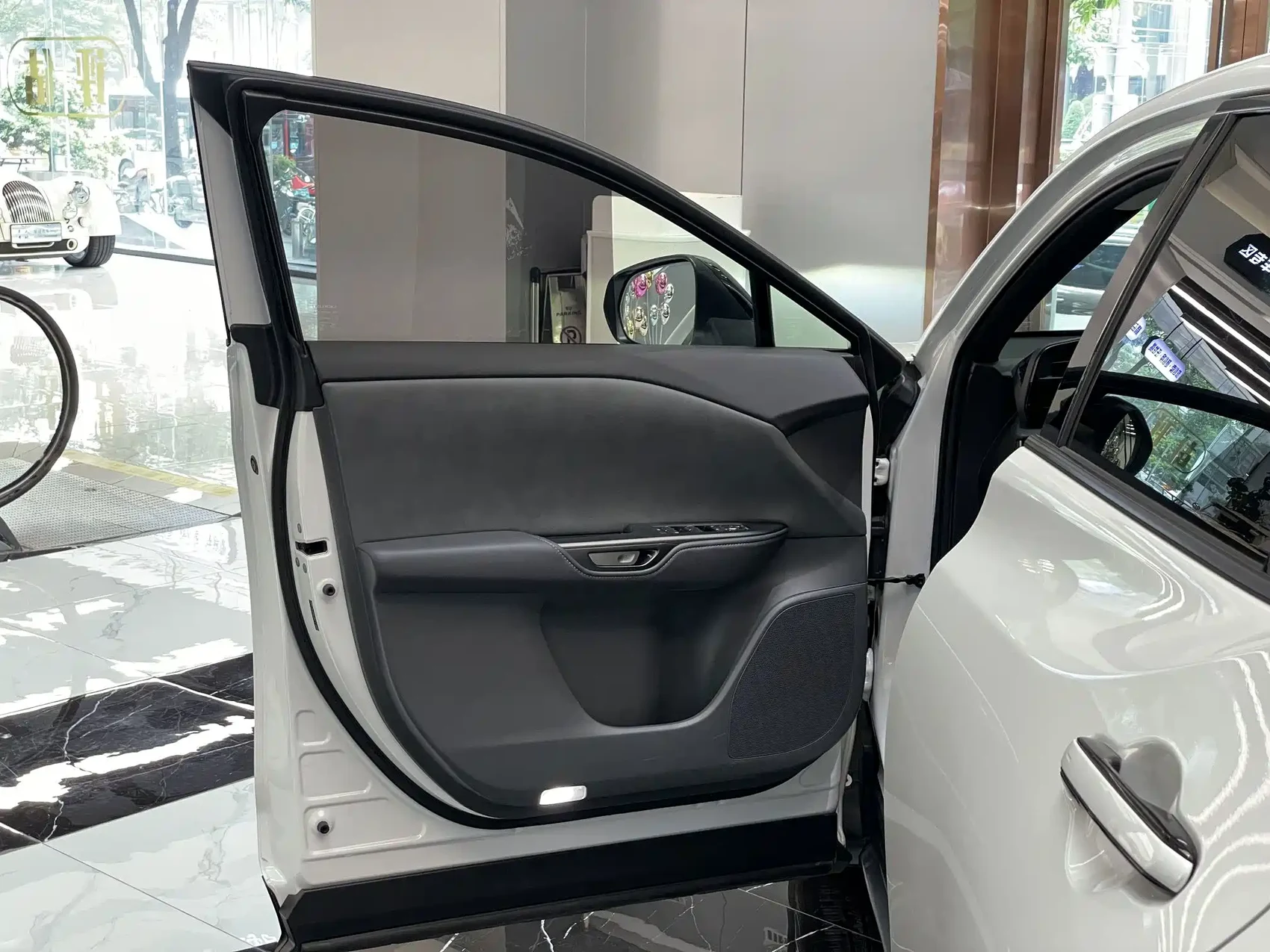 Lexus RZ 2023 450e 4WD Deluxe — фото 19