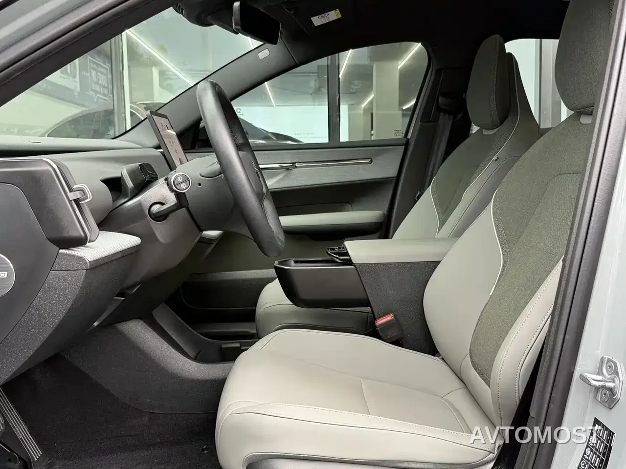 Volvo EX30 2025 RWD Long Range Plus — фото 7
